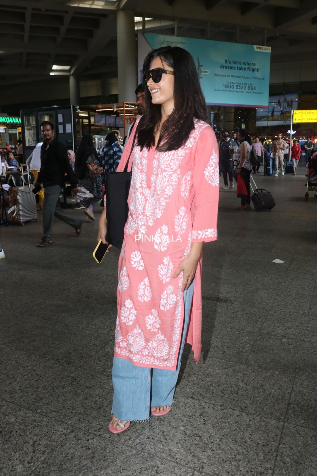 Kiara Advani looks stunning in colourful printed kurta paired with  neon-green pants | Hindi Movie News - Bollywood - Times of India