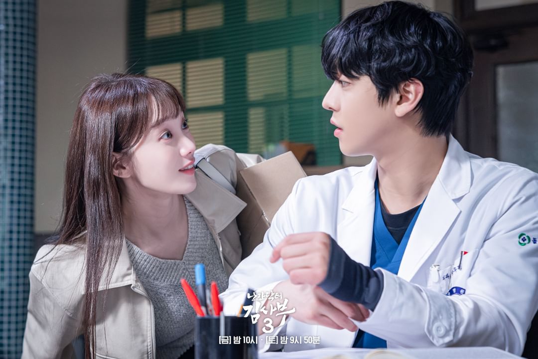 Ahn Hye Seop và Lee Sung Kyung;  Photo Courtesy: Instagram chính thức của bộ phim truyền hình SBS