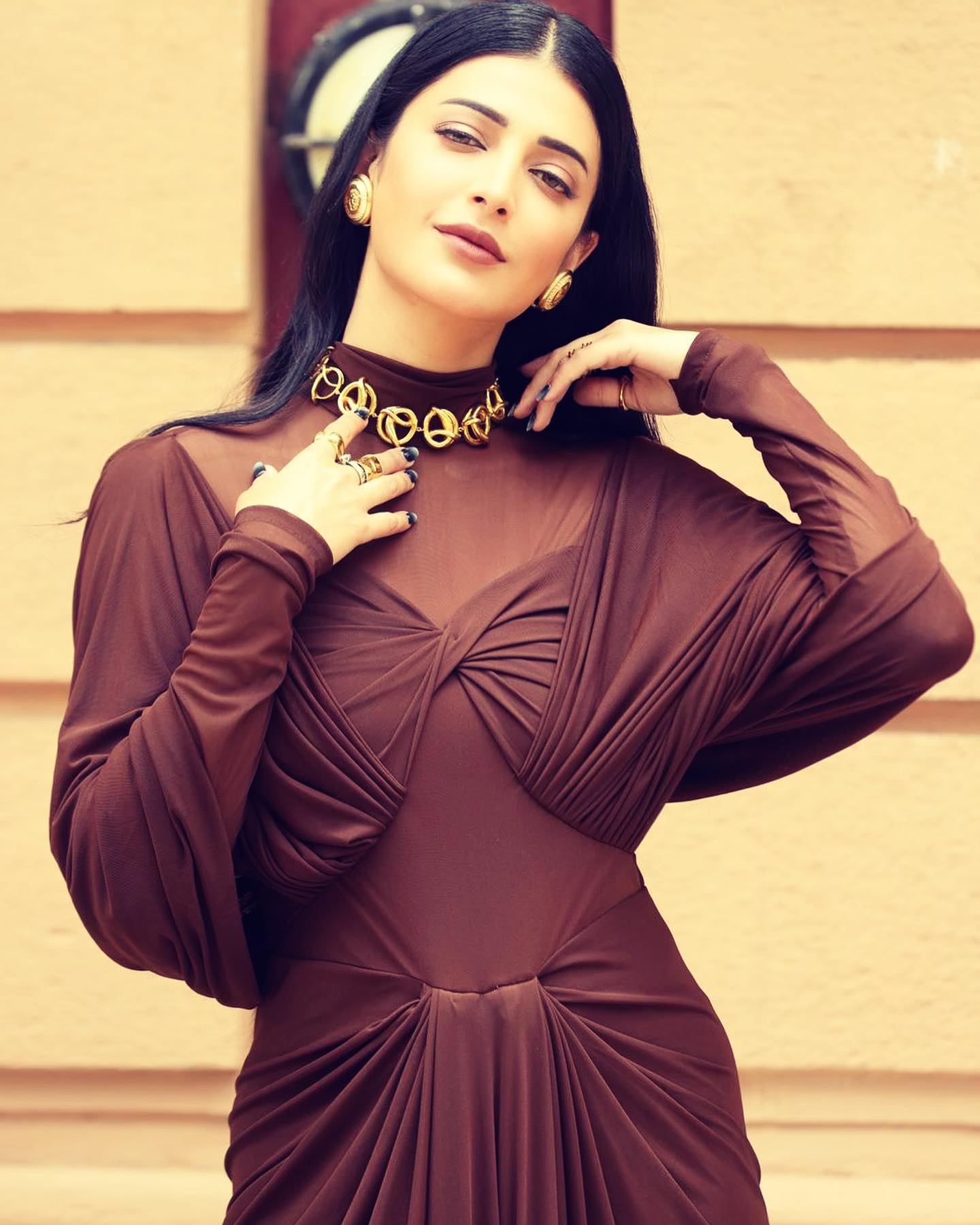 Váy nâu Shruti Haasan 