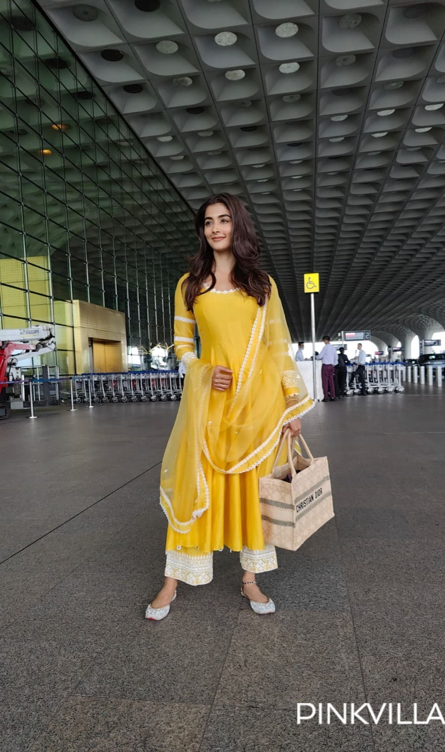 ẢNH: Pooja Hegde chọn phong cách sân bay lạ mắt, được tạo kiểu với chiếc túi sang trọng trị giá 307.407 Rs