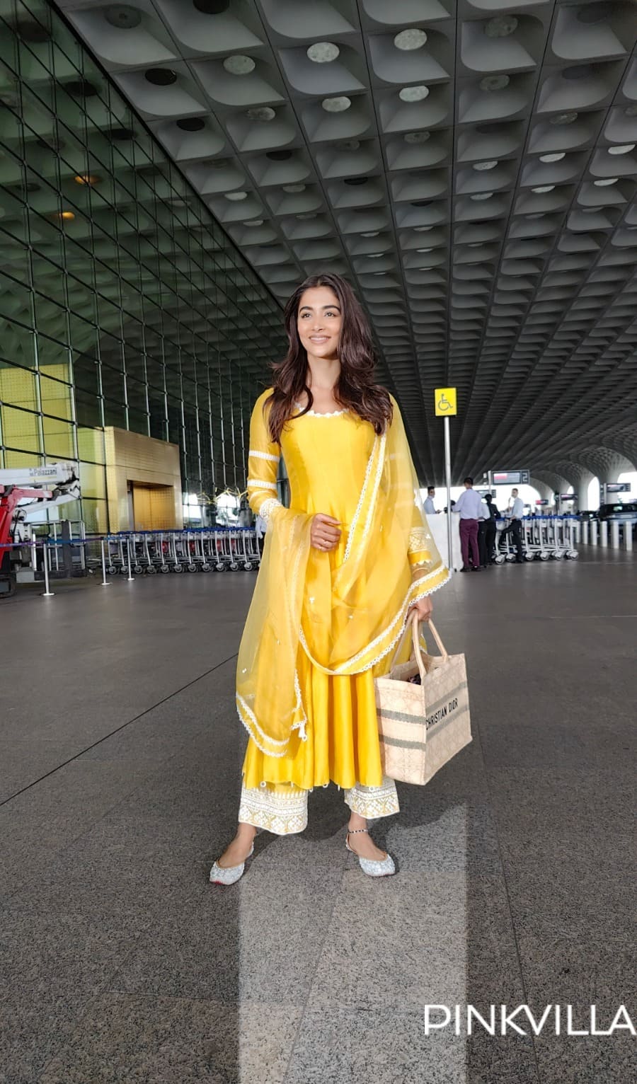 ẢNH: Pooja Hegde chọn phong cách sân bay lạ mắt, được tạo kiểu với chiếc túi sang trọng trị giá 307.407 Rs