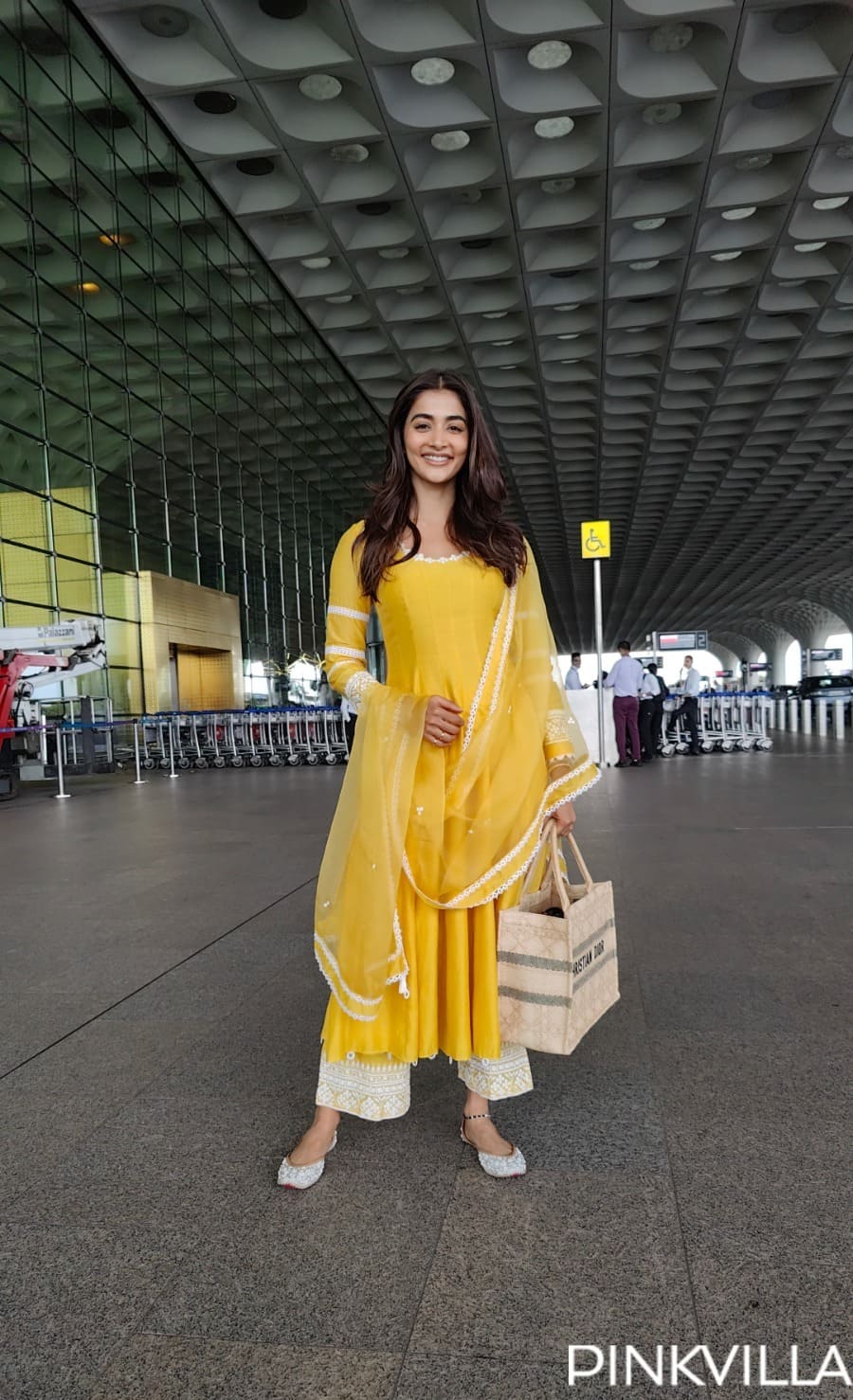 ẢNH: Pooja Hegde chọn phong cách sân bay lạ mắt, được tạo kiểu với chiếc túi sang trọng trị giá 307.407 Rs
