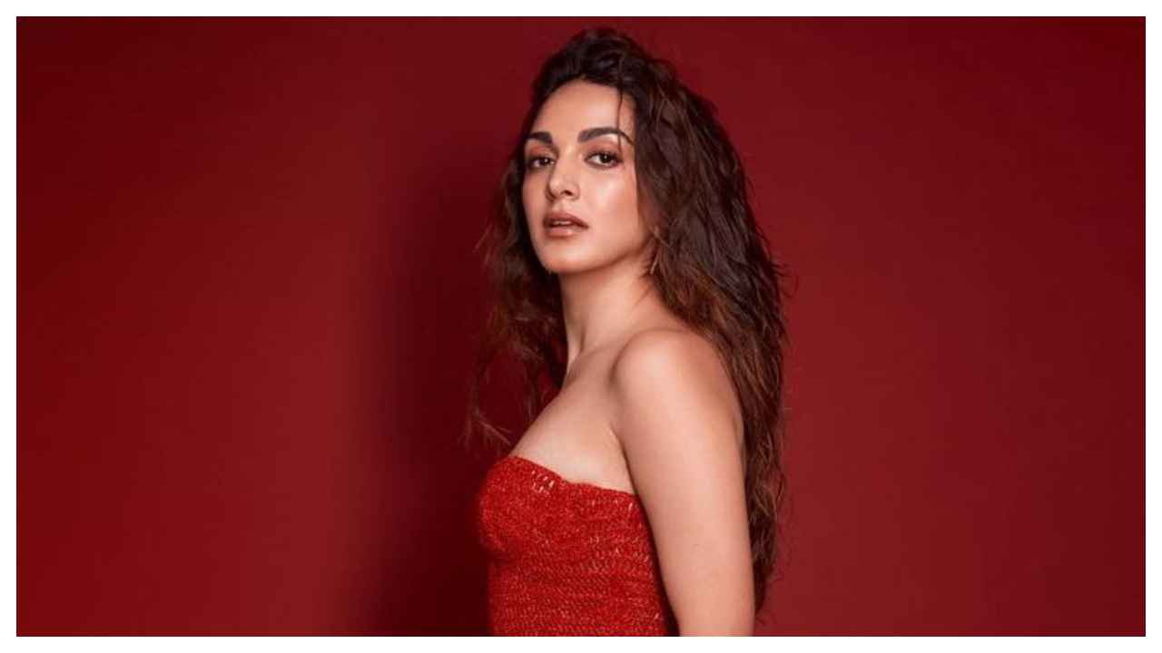 Kiara Advani thể hiện tình yêu màu đỏ của mình trong chiếc váy đơn sắc sành điệu của nhãn hiệu Magda Butrym;  HÌNH ẢNH bên trong