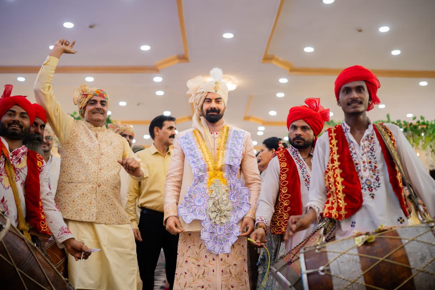 NHỮNG HÌNH ẢNH chưa từng thấy của Kabir Duhan Singh từ Engagement và Haldi