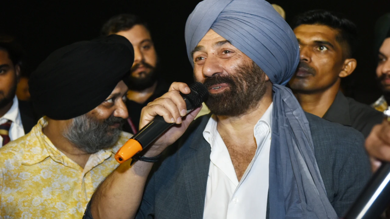 Gadar re-releases in theatres: Sunny Deol’s fans go gaga as he recites his iconic dialogue from the film-WATCH