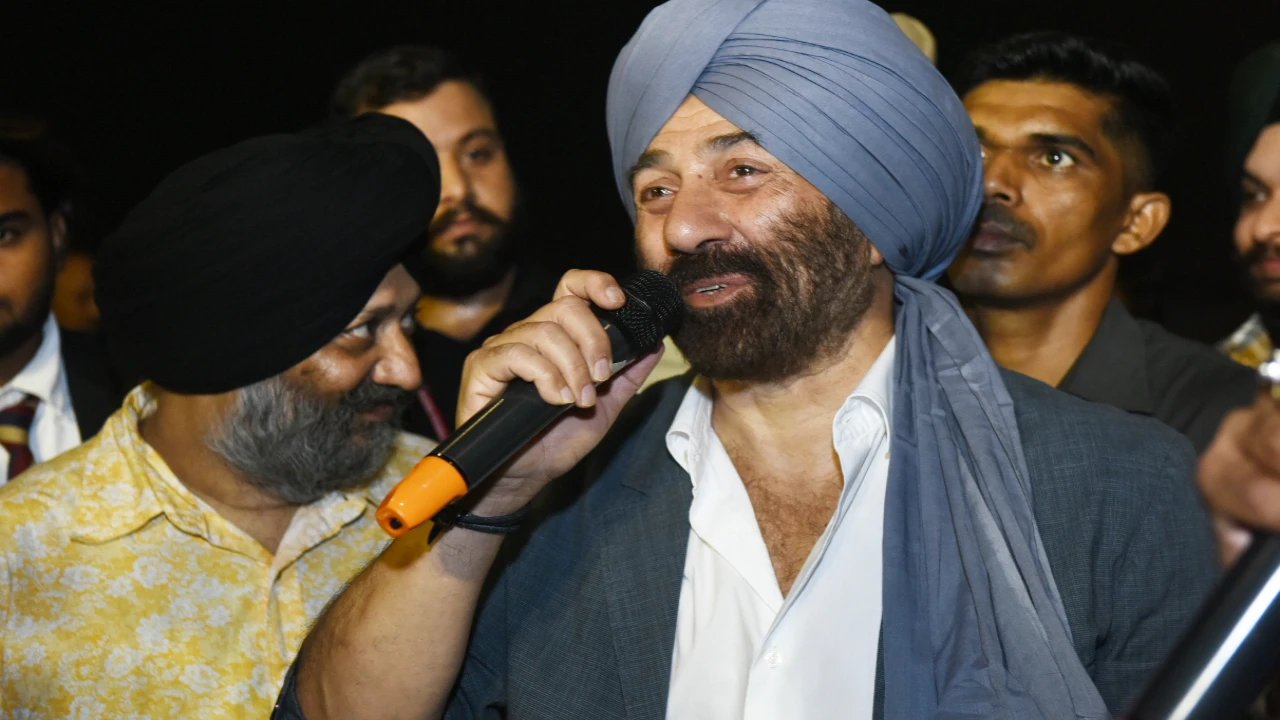 Gadar re-releases in theatres: Sunny Deol’s fans go gaga as he recites his iconic dialogue from the film-WATCH Gadar re-releases in theatres: Sunny Deol’s fans go gaga as he recites his iconic dialogue from the film-WATCH