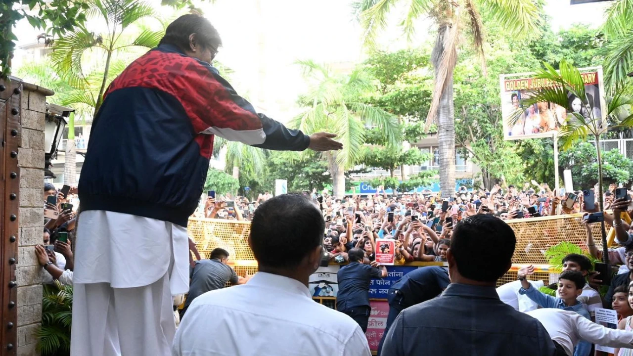 Here’s why Amitabh Bachchan goes to meet his fans bare feet on Sunday; See Pic