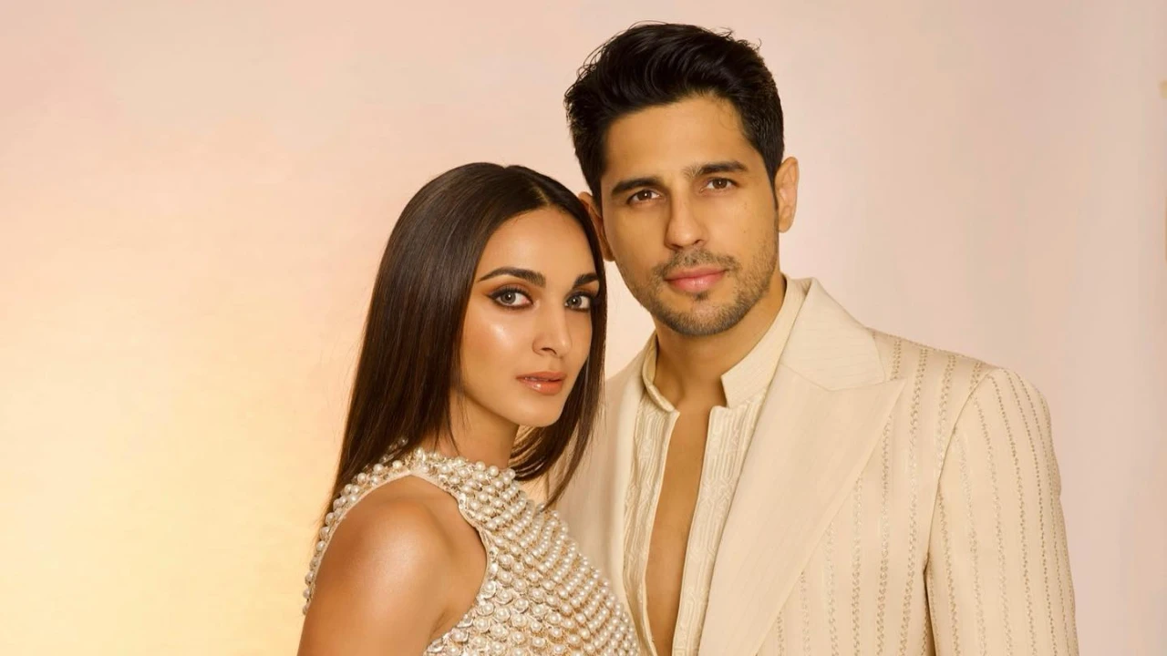 Sidharth Malhotra-Kiara Advani make for a glam couple, pose with a fan post Friday night dinner date; PIC Sidharth Malhotra-Kiara Advani make for a glam couple, pose with a fan post Friday night dinner date; PIC