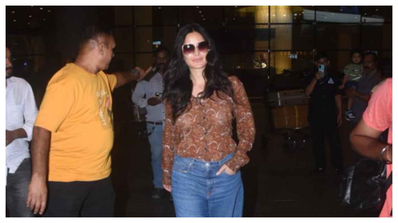 Say goodbye to skinny jeans, Katrina Kaif's airport look in mom-fit denims  and top will have you obsessed | PINKVILLA