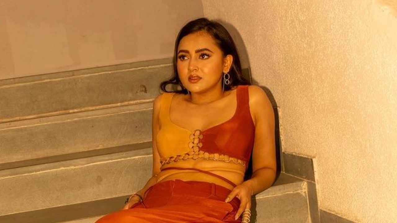 Tejasswi Prakash is a sight to behold in tan crop top, pant co-ord set by Dimple  Belani-Thadani for night out | PINKVILLA