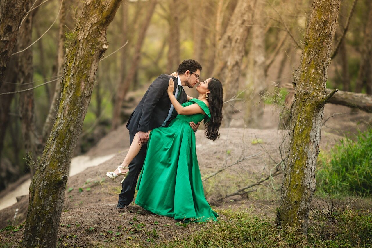 Romantic Couple Photoshoot Poses in the Woods