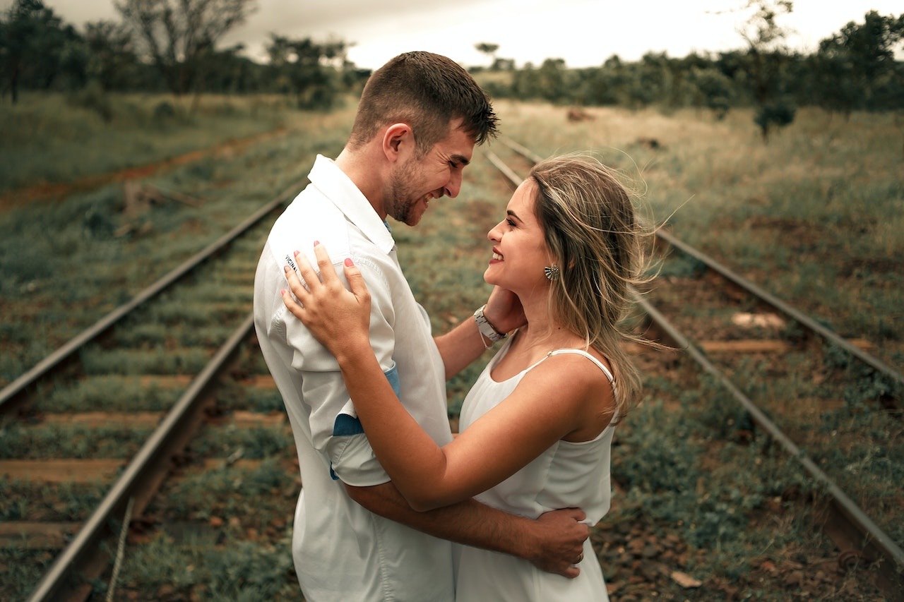 Couple Photo Poses: 7 Romantic Ideas | The Motif Blog