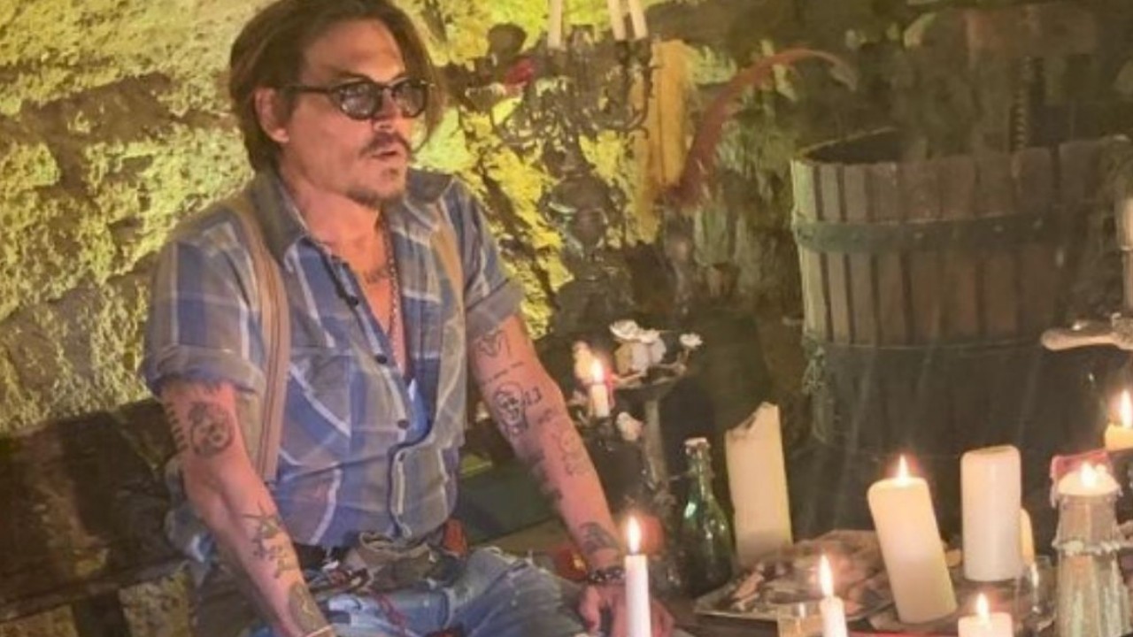 Photo of Johnny Depp vyvolal kontroverziu po zrušení koncertu;  Fanúšikovia spochybňujú „chorobu“ po tom, čo ho videli piť alkohol