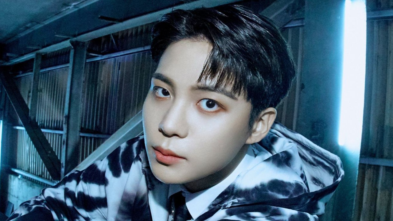 Jongho de ATEEZ suspende actividades debido a dolor en la pierna y regresa a Corea del Sur