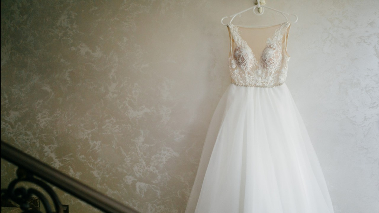 12 Best Hangers for Wedding Dress that Every Bride Needs