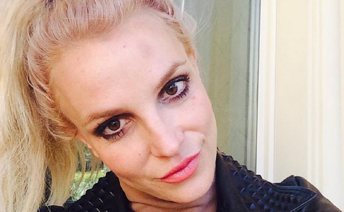 Britney Spears oozes oomph as she pole-dances in skimpy bikini; SEE video Britney Spears oozes oomph as she pole-dances in skimpy bikini; SEE video