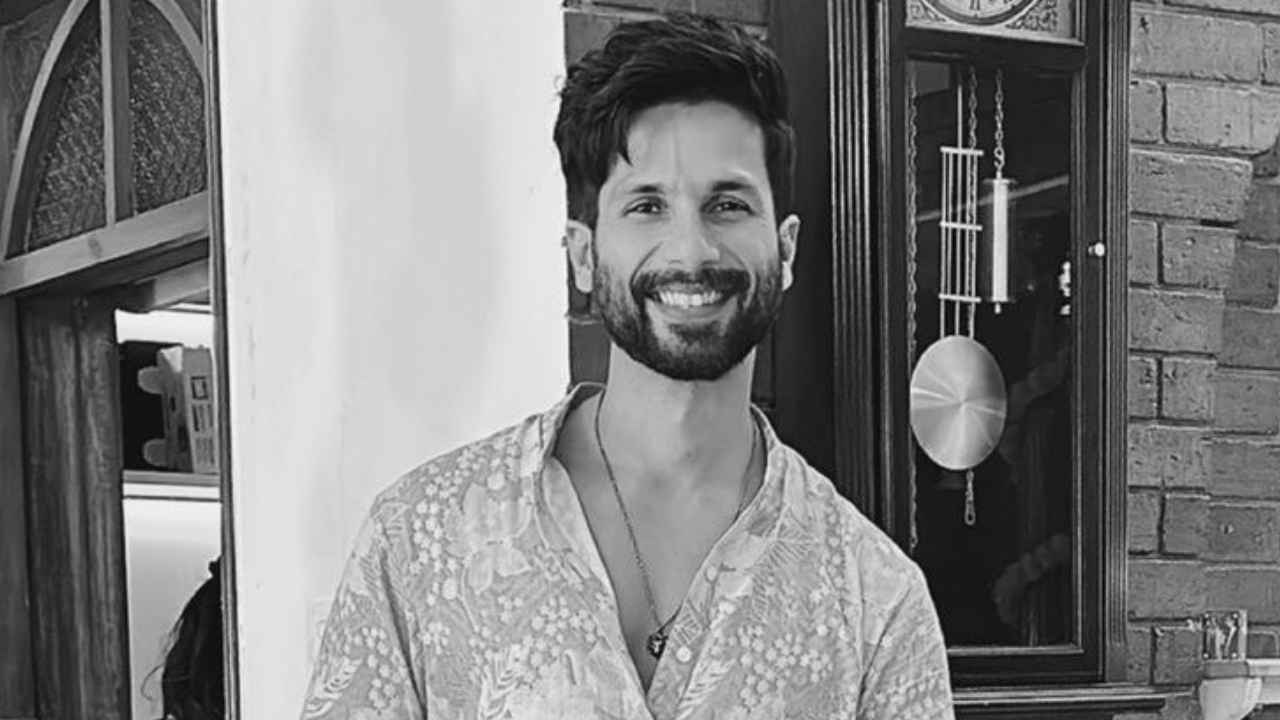 Shahid Kapoor adds a fusion twist to Anita Dongre's mustard malhar kurta  with white pants and formal shoes | PINKVILLA