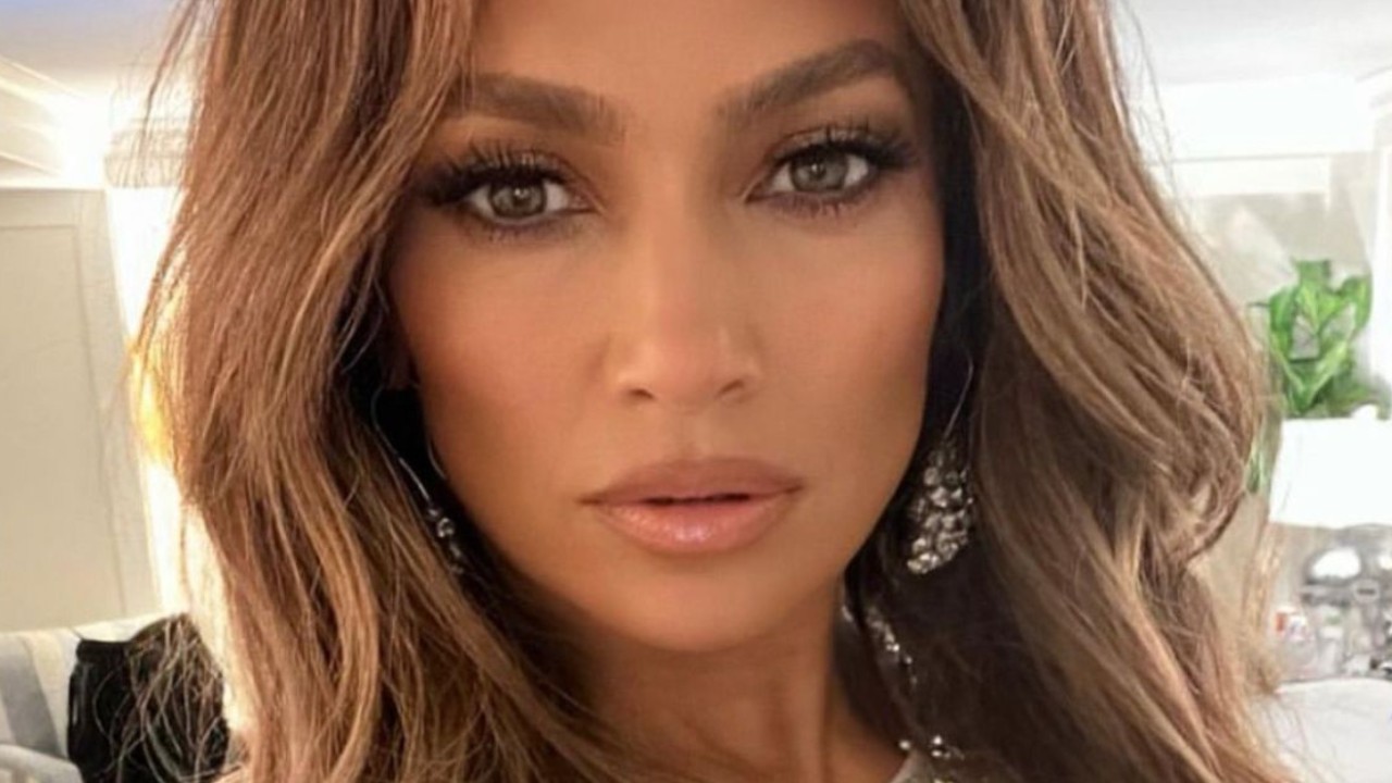 Jennifer Lopez shows off 'makeup-free glow' in Instagram tutorial