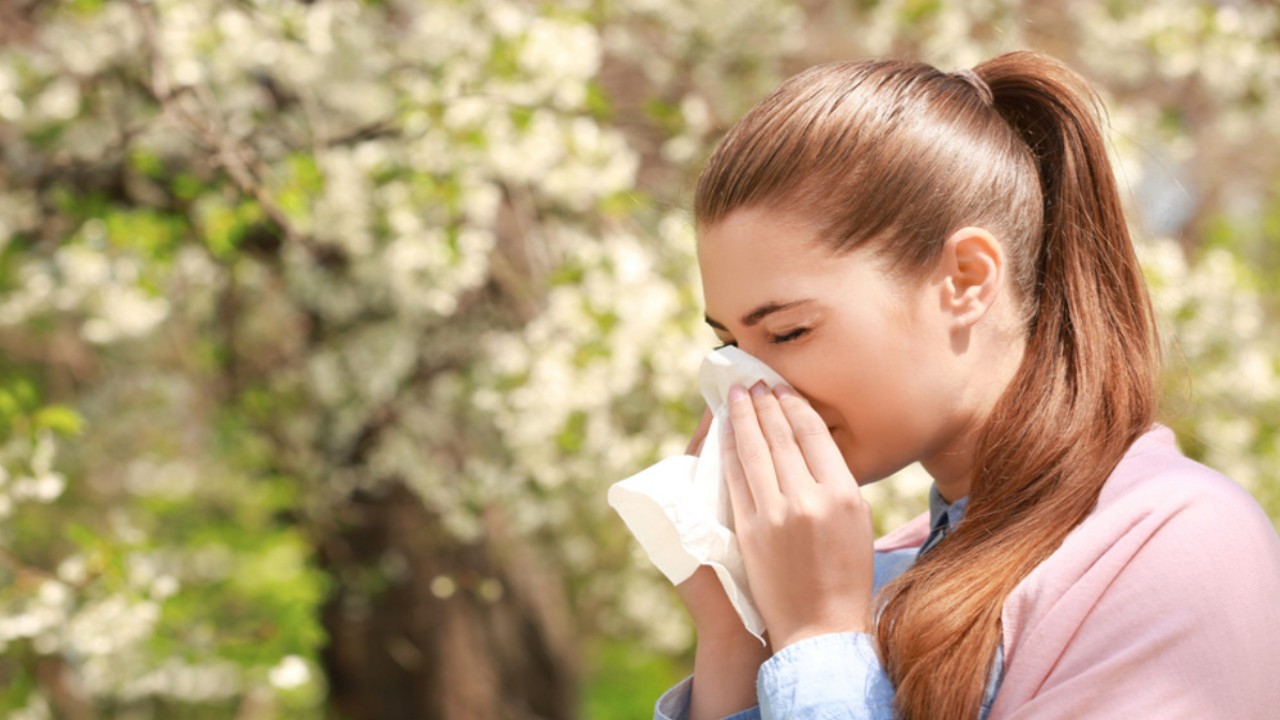 how to make yourself sneeze