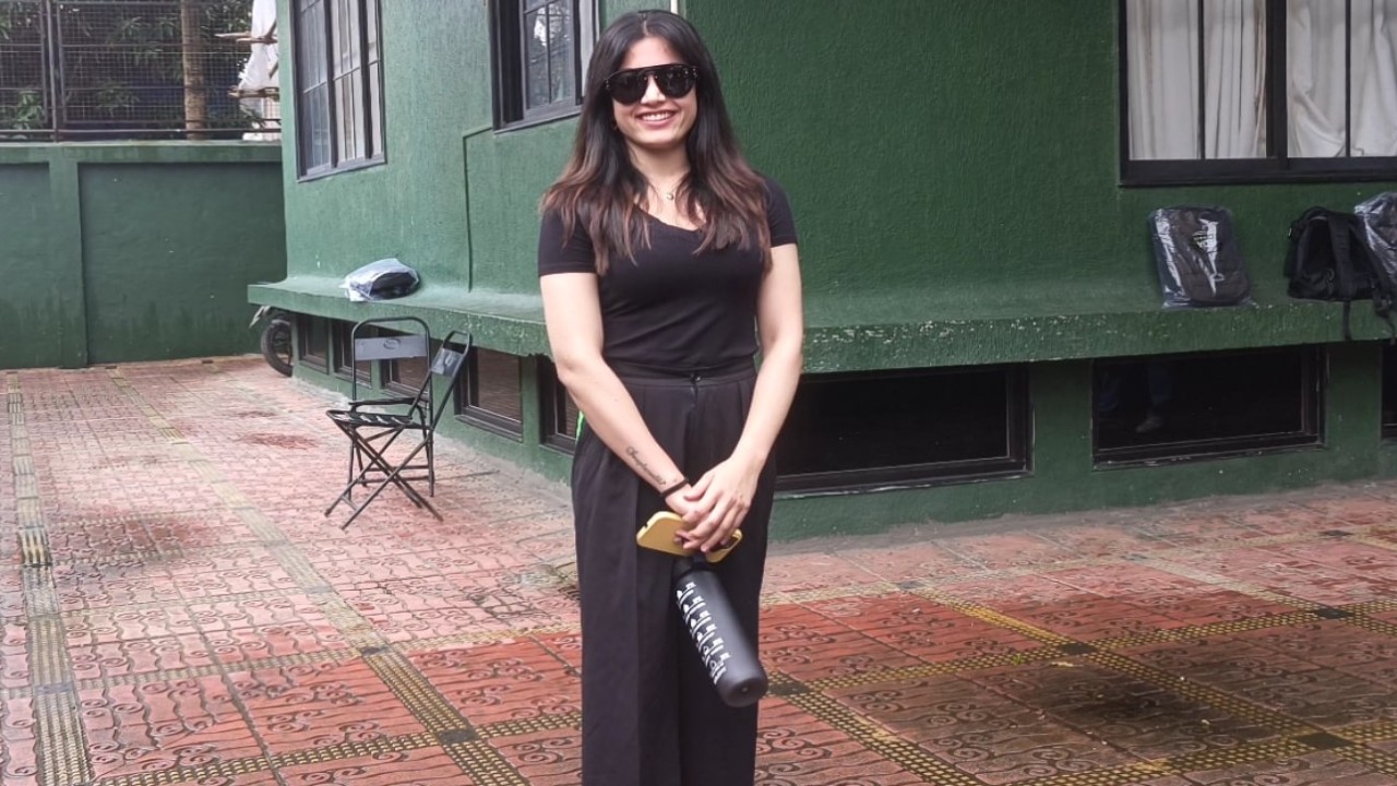 VIDEO: Rashmika Mandanna combines elegant Korean fashion with street style; gets clicked in Mumbai