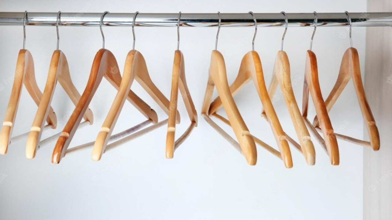 Zober Wooden Hangers w/Rubber Grips - 20 Pack Non Slip, Heavy Duty Coat  Hangers - Slim, Space Saving w/Notches Made from Luxe Wood - Wood Hangers  for