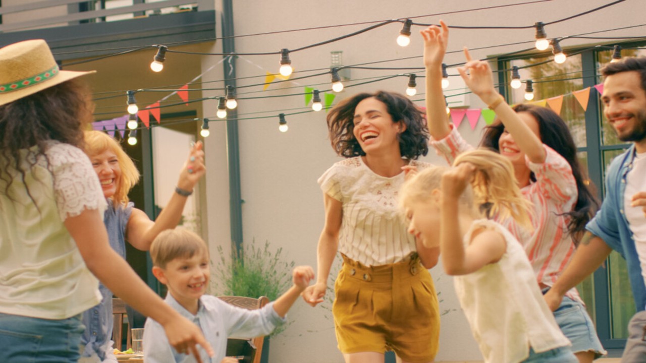 Aries to Leo: 4 Zodiac Signs Who Try to Balance Romance, Friends And Family Expectations Simultaneously