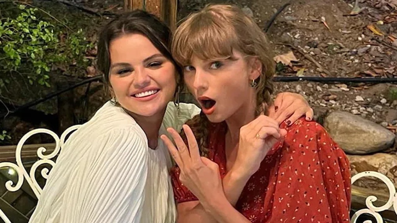 Taylor Swift and Selena Gomez have been best friends for more than a decade (Instagram) Selena Gomez, taylor swift, Eras Tour, Concert Merch, Spotting, Tour Sweatshirt, Los Angeles, SoFi Stadium