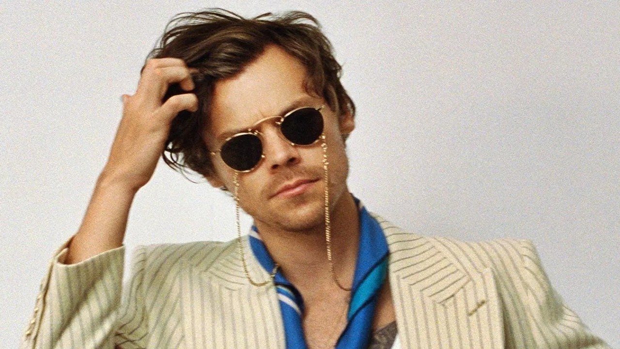 Harry Styles also has a few controversial relationships in his dating history (Twitter) Harry Styles, LA Mansion, Hollywood Hills Property, Emma Hernan, Selling Sunset, Love On Tour, Taylor Russell, Dating Rumors