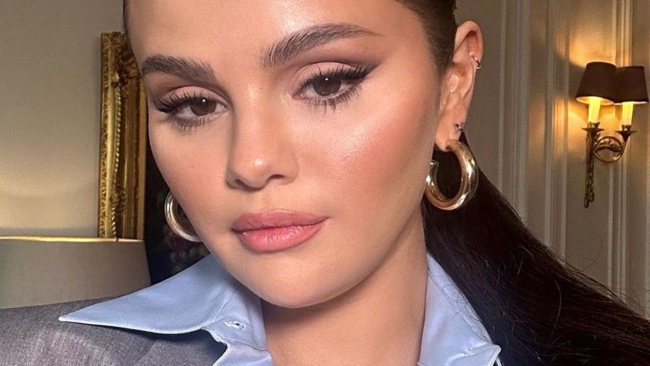 Selena Gomez is currently enjoying her time in Paris, France (Instagram) Selena Gomez, Paris, France, Gray Oversized Blazer, Suit, Corset Top, Culottes, Business Casual, Fashion Breakdown