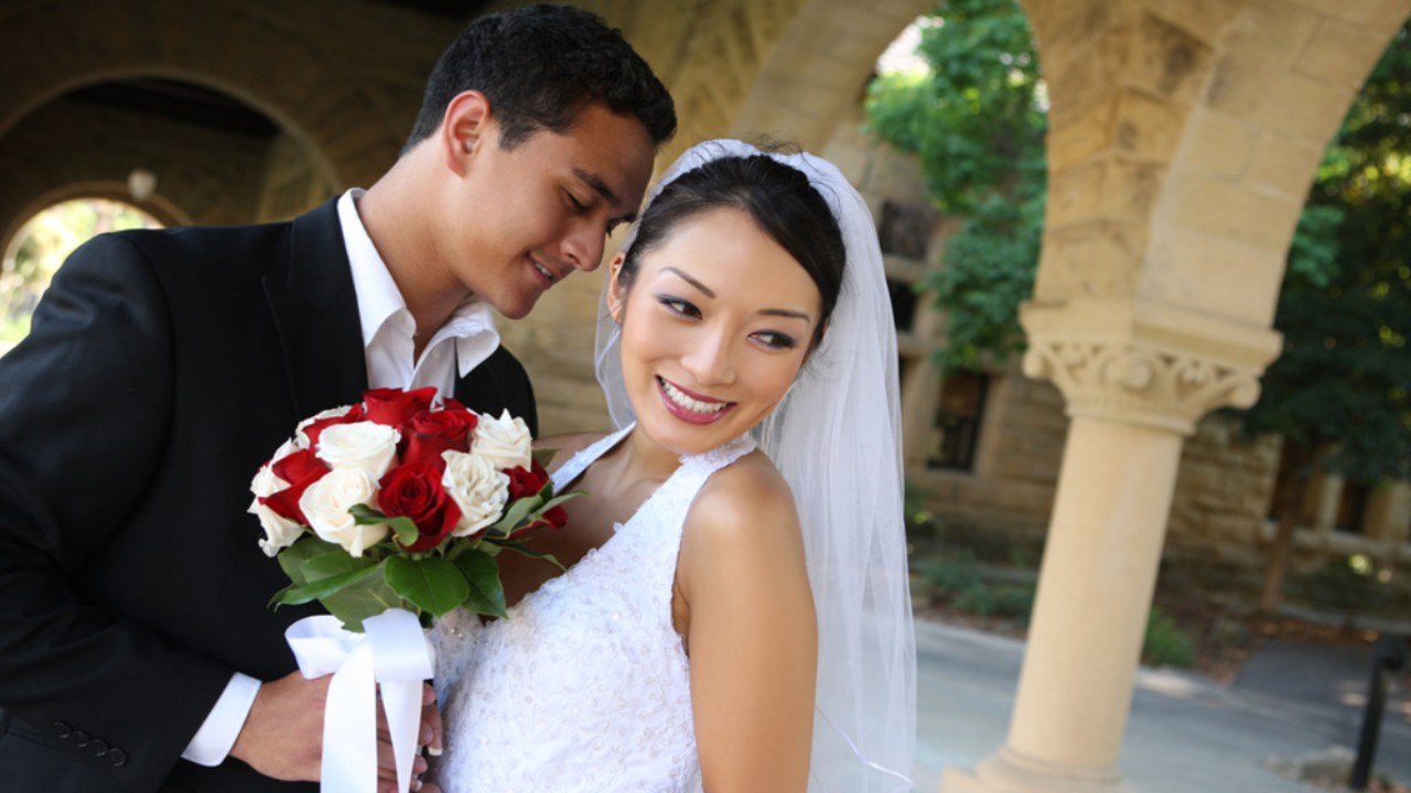 Hispanic Wedding Tradition: How to include a Mantilla Ceremony in
