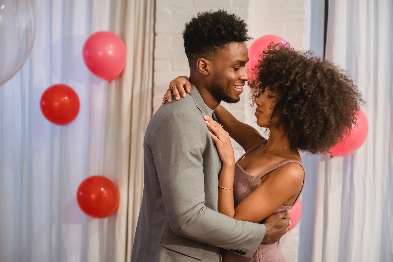 Best Tips on How to Keep a Guy Interested 