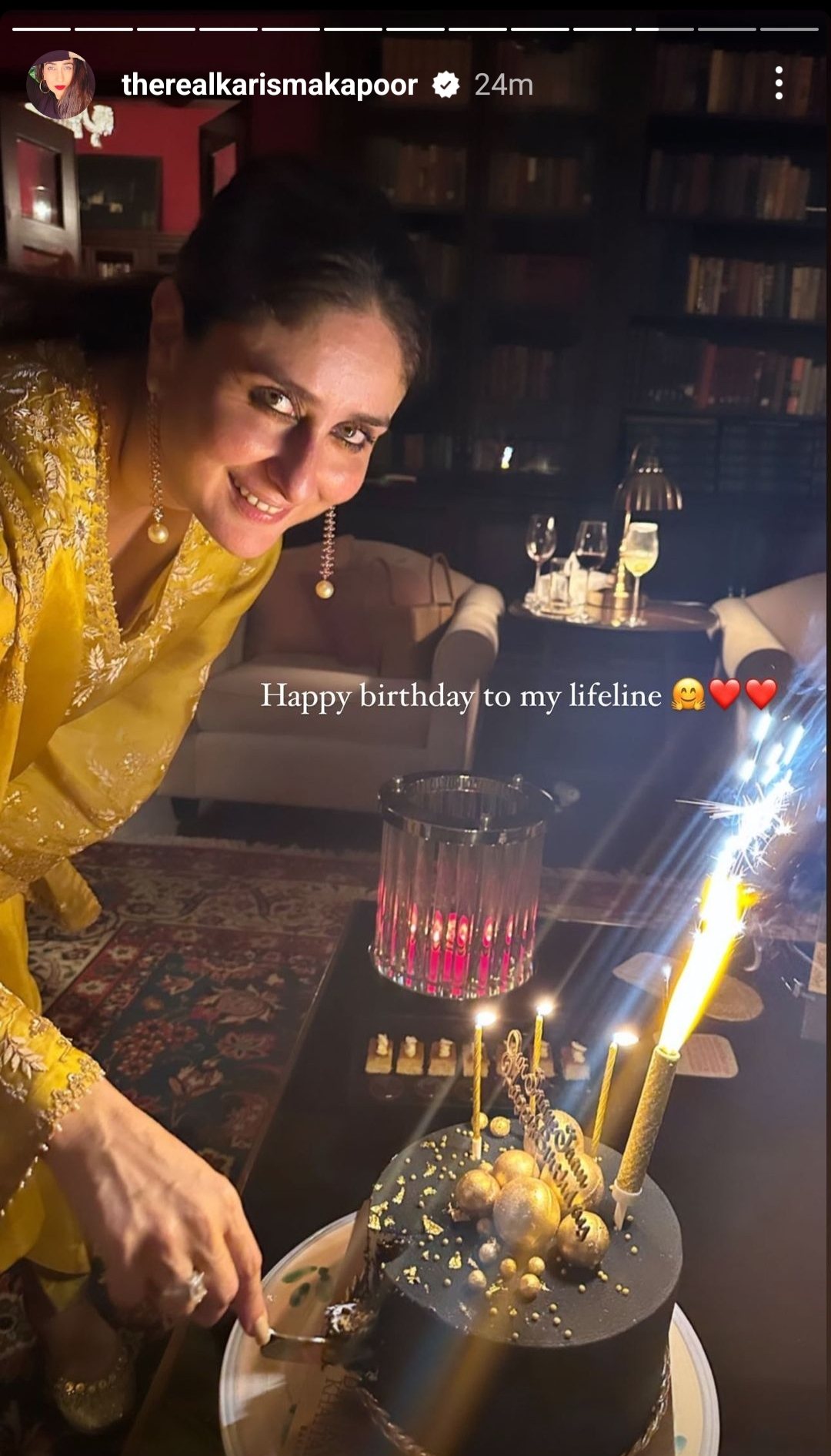 Kareena Kapoor Khan cuts birthday cake