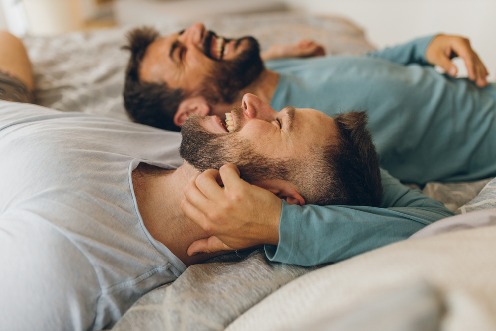 signs-a-guy-is-pretending-to-be-straight