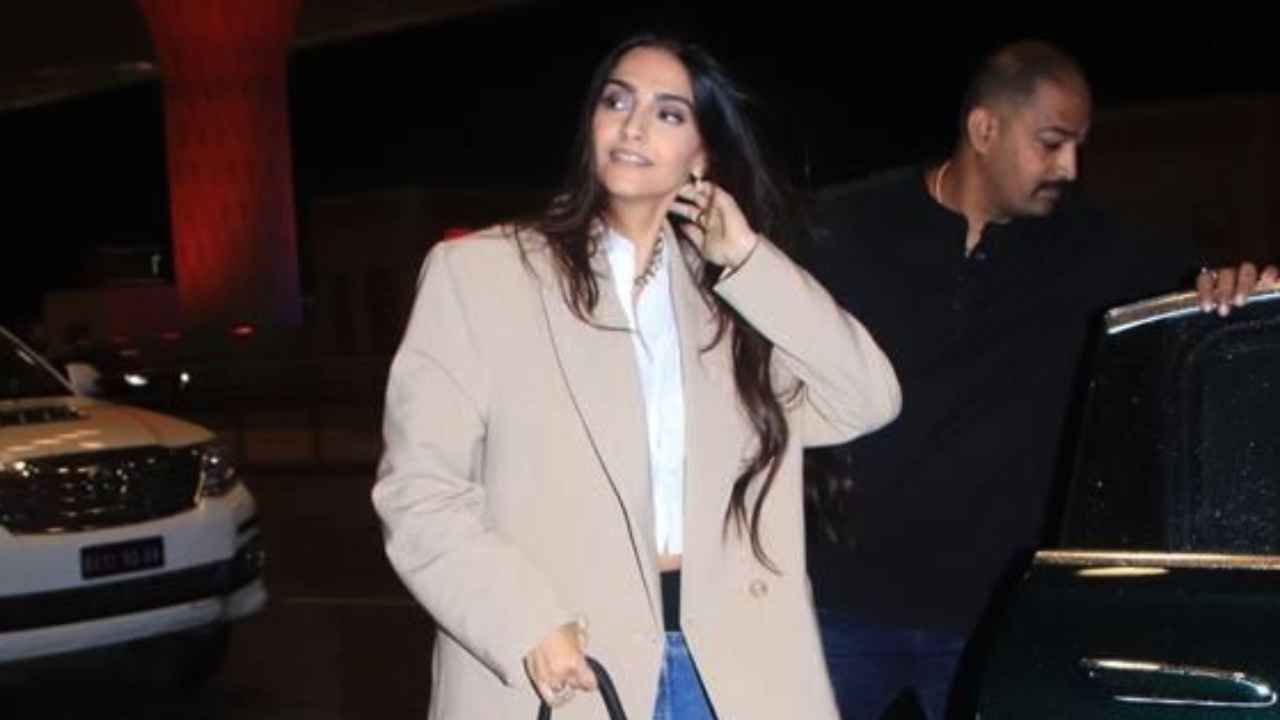 Sonam Kapoor Ahuja SLAYS in beige oversized blazer with white cropped shirt, jeans and expensive Birkin bag (PC: Viral Bhayani)