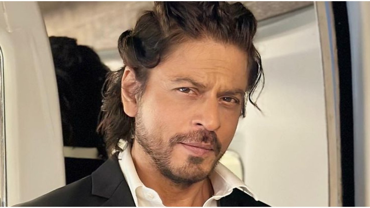 Shah Rukh Khan in an interactive session with fans (Pic Courtesy: Pooja Dadlani Instagram) Shah Rukh Khan reacts in Pathaan style after fan asks 'Bhai Jawan 1000 cr ki party kaha hogi?'