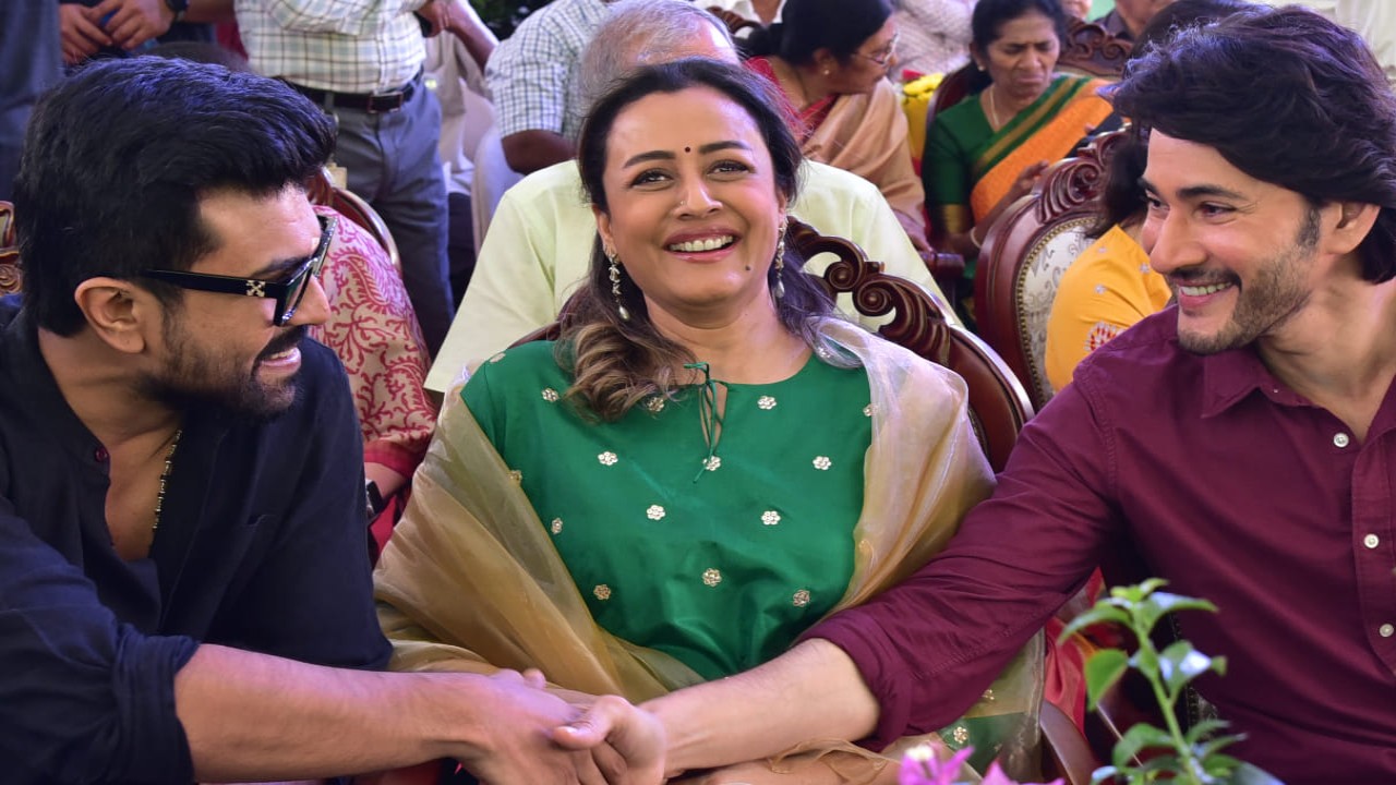 Photo of the day: Mahesh Babu and Ram Charan's delightful moment at Akkineni Nageswara Rao 100th birthday celebrations (PC: Vamsi Shekar Twitter) Mahesh Babu and Ram Charan's delightful moment at Akkineni Nageswara Rao 100th birthday celebrations