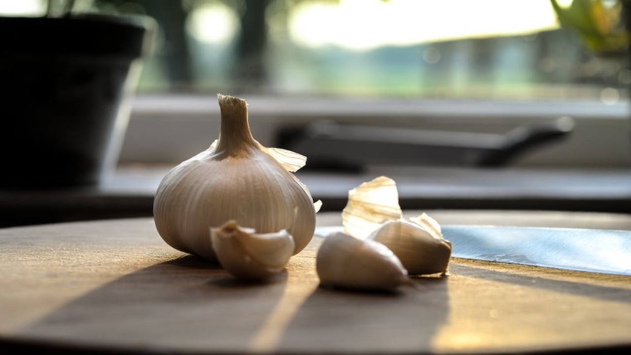 Benefits of Garlic for Hair Growth: Tips to Use Them 