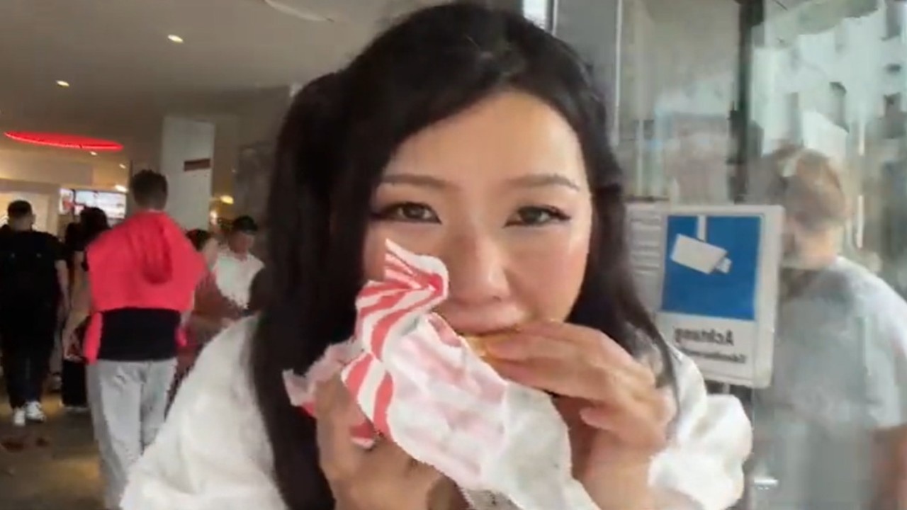 Streamer Finds Trash In KFC Burger. #streamer #streamers #irl #kfc #bu
