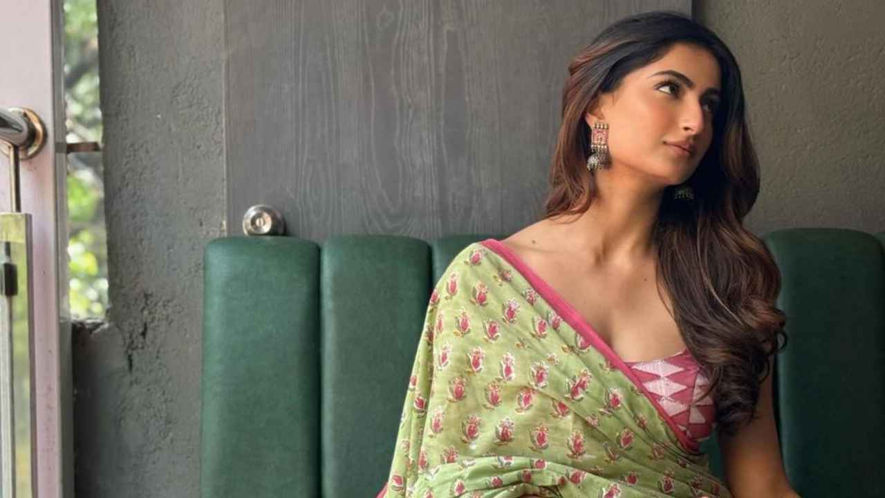 Palak Tiwari’s affordable flower-laden pistachio green saree with contrasting pallu is made for festive season