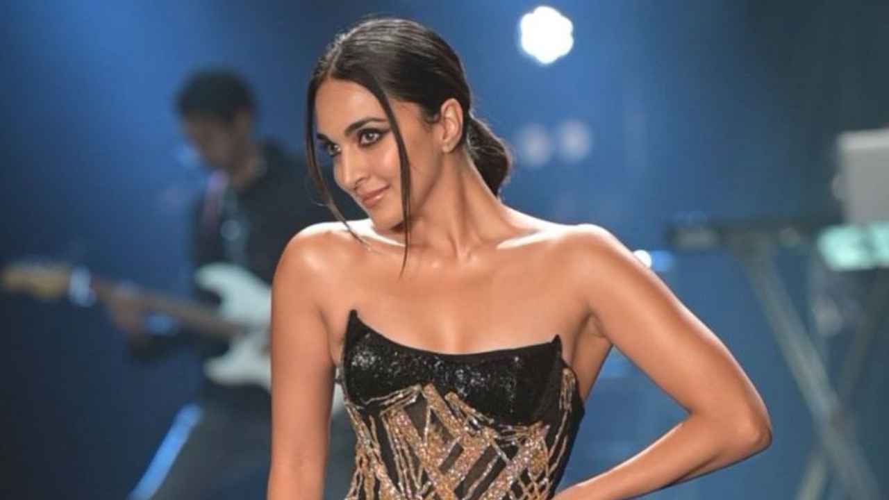 LFW 2023: Kiara Advani OWNS the runway in black sultry embellished sheer dress with a corset-like silhouette (PC: Viral Bhayani)