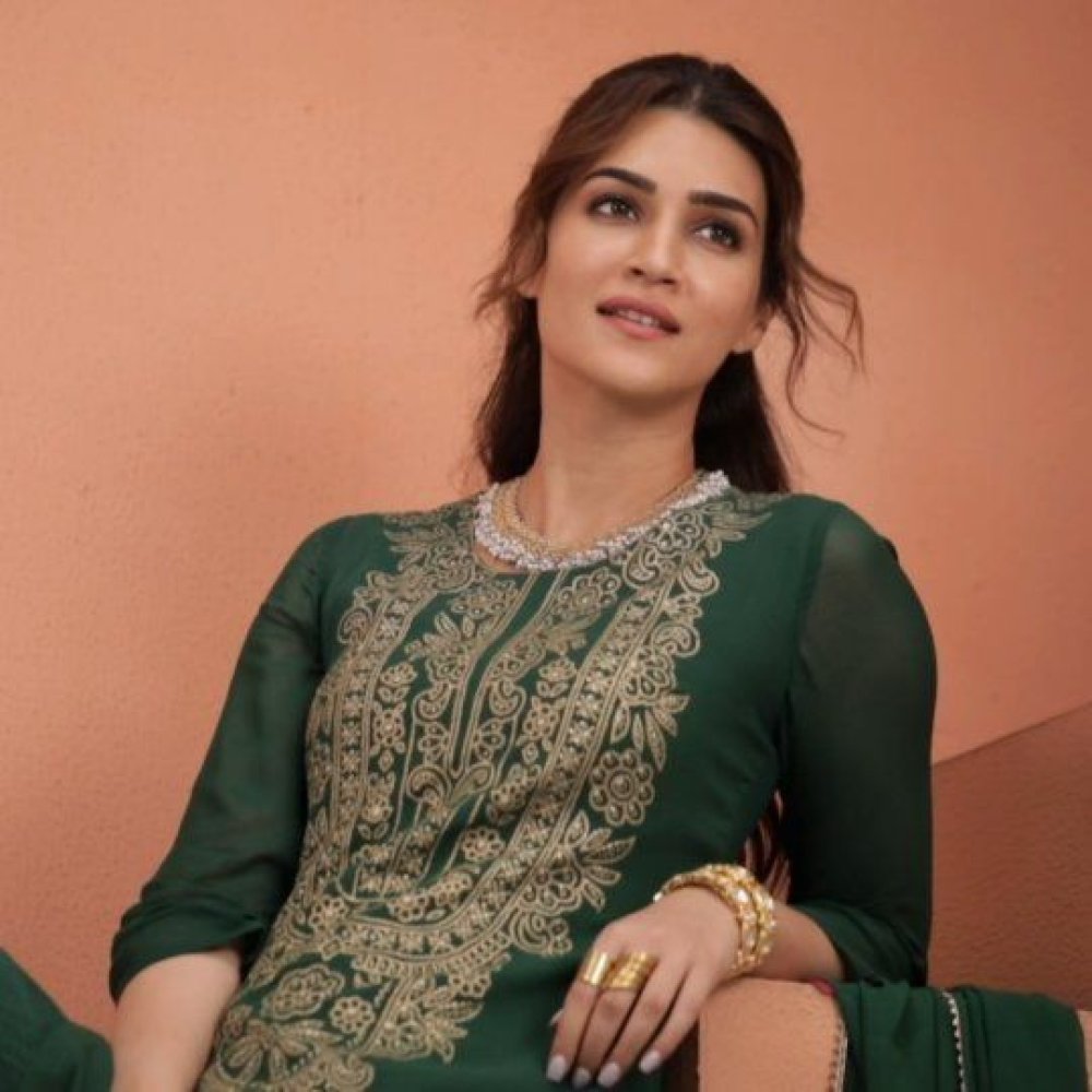 From bold prints to classic cuts and its LIVA fluid fabric, Rangriti has a look to suit every woman From bold prints to classic cuts and its LIVA fluid fabric, Rangriti has a look to suit every woman