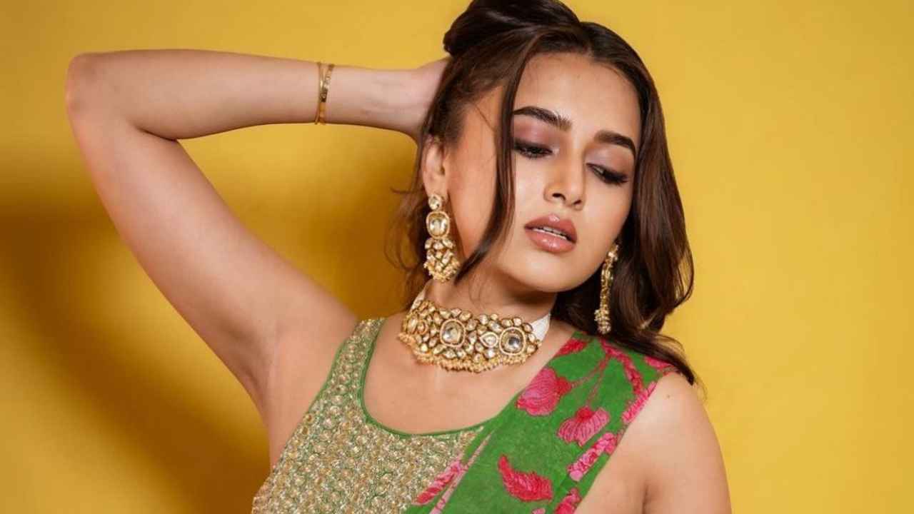 Are we done with ruffled sarees? Tejasswi Prakash creates modern look in floral drape with mirror work blouse