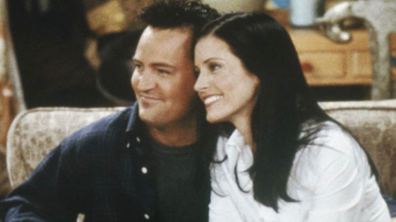 Matthew Perry and Courteney Cox as Chandler Bing and Monica Geller in Friends (Picture Credits: Friends/IMDb)