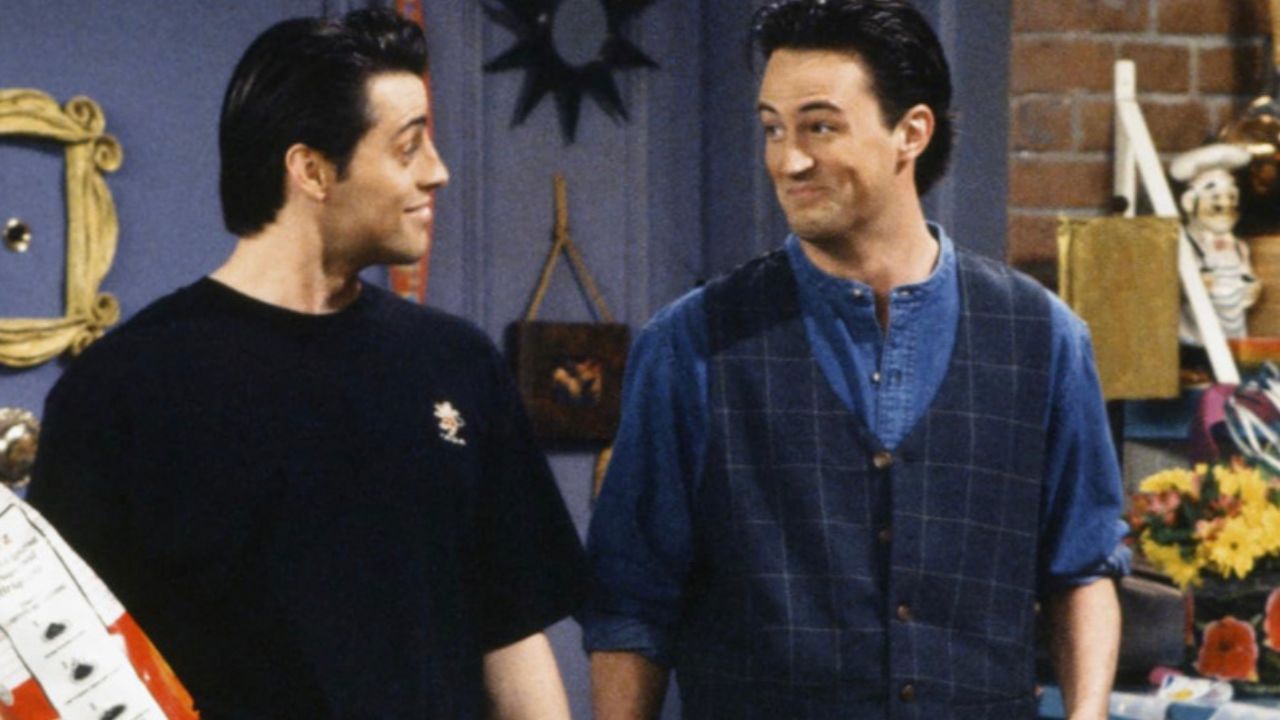 Matthew Perry and Matt LeBlanc as Chandler Bing and Joey Tribbiani in Friends (Picture Credits: Friends/IMDb)