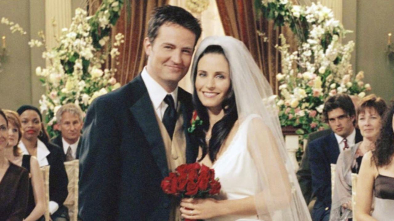 Matthew Perry and Courteney Cox as Chandler Bing and Monica Geller in Friends (Picture Credits: Friends/IMDb)