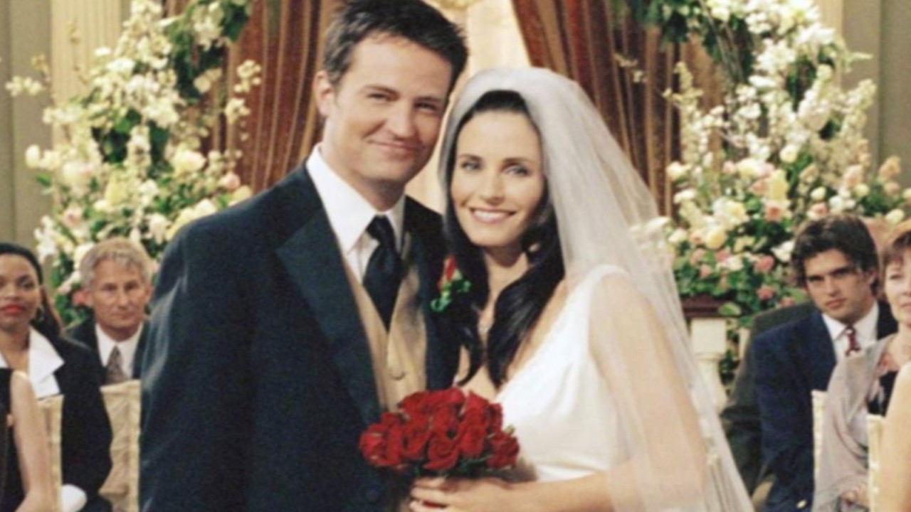 Matthew Perry and Courteney Cox as Chandler Bing and Monica Geller in Friends (Picture Credits: Friends/IMDb) IMDb