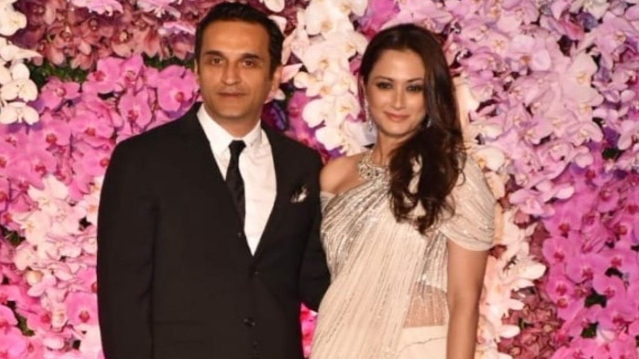 Pic courtesy: Viral Bhayani (Instagram) Gayatri Joshi and Vikas Oberoi