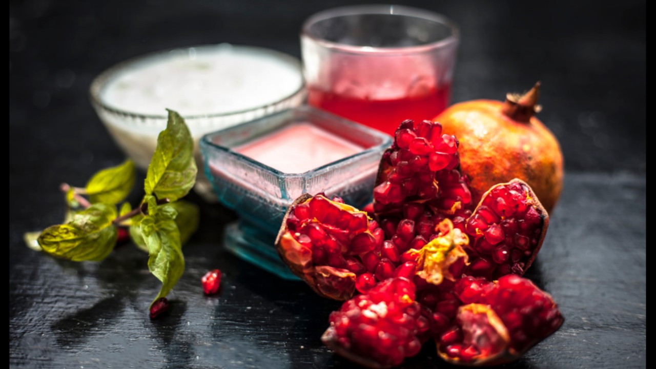 Top 10 Pomegranate Face Masks to Get Dewy And Radiant Skin at Home