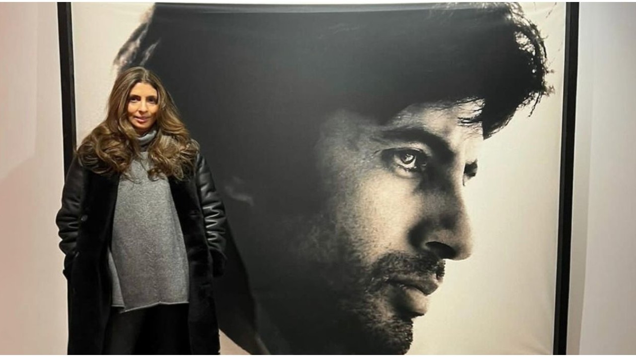 Shweta Bachchan se tient fièrement sous un portrait grandeur nature de mon père Amitabh Bachchan lors d’un festival en France ;  photo
