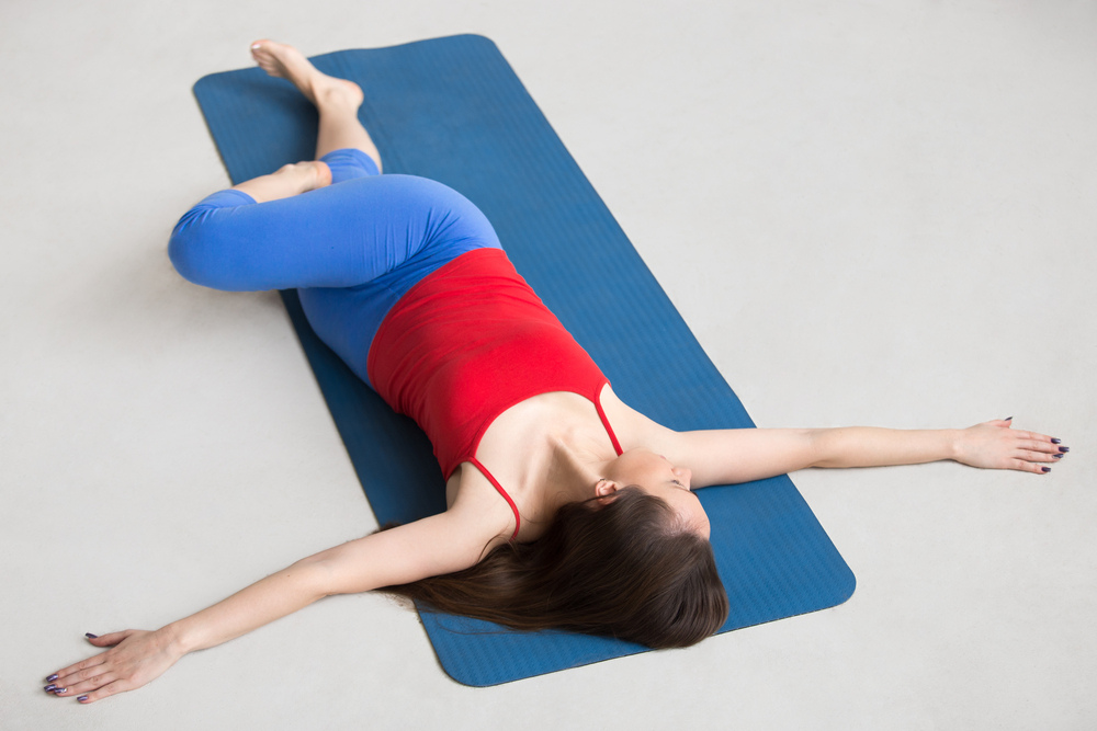 Йога half Spinal Twist